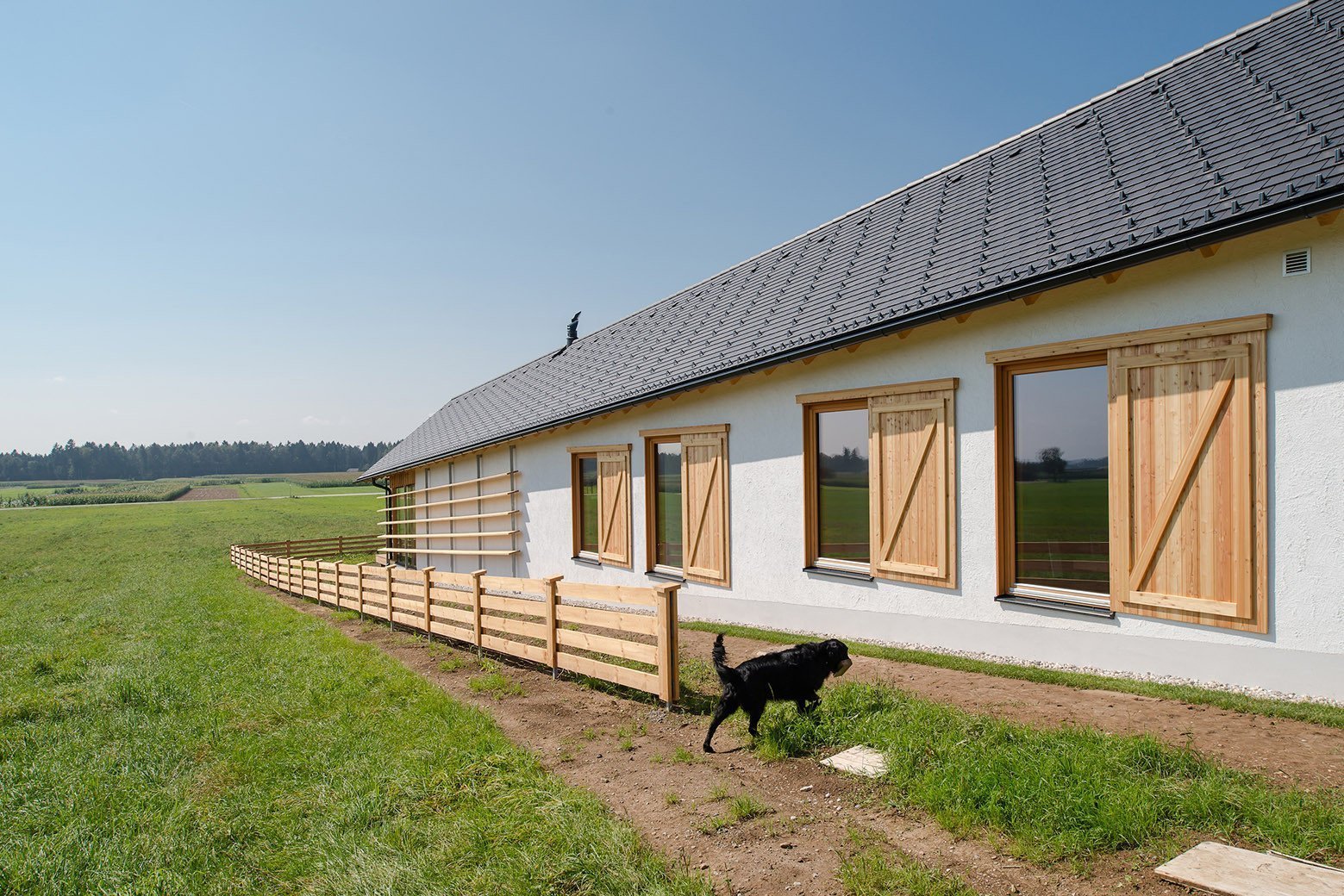 Dům připomínající stodolu