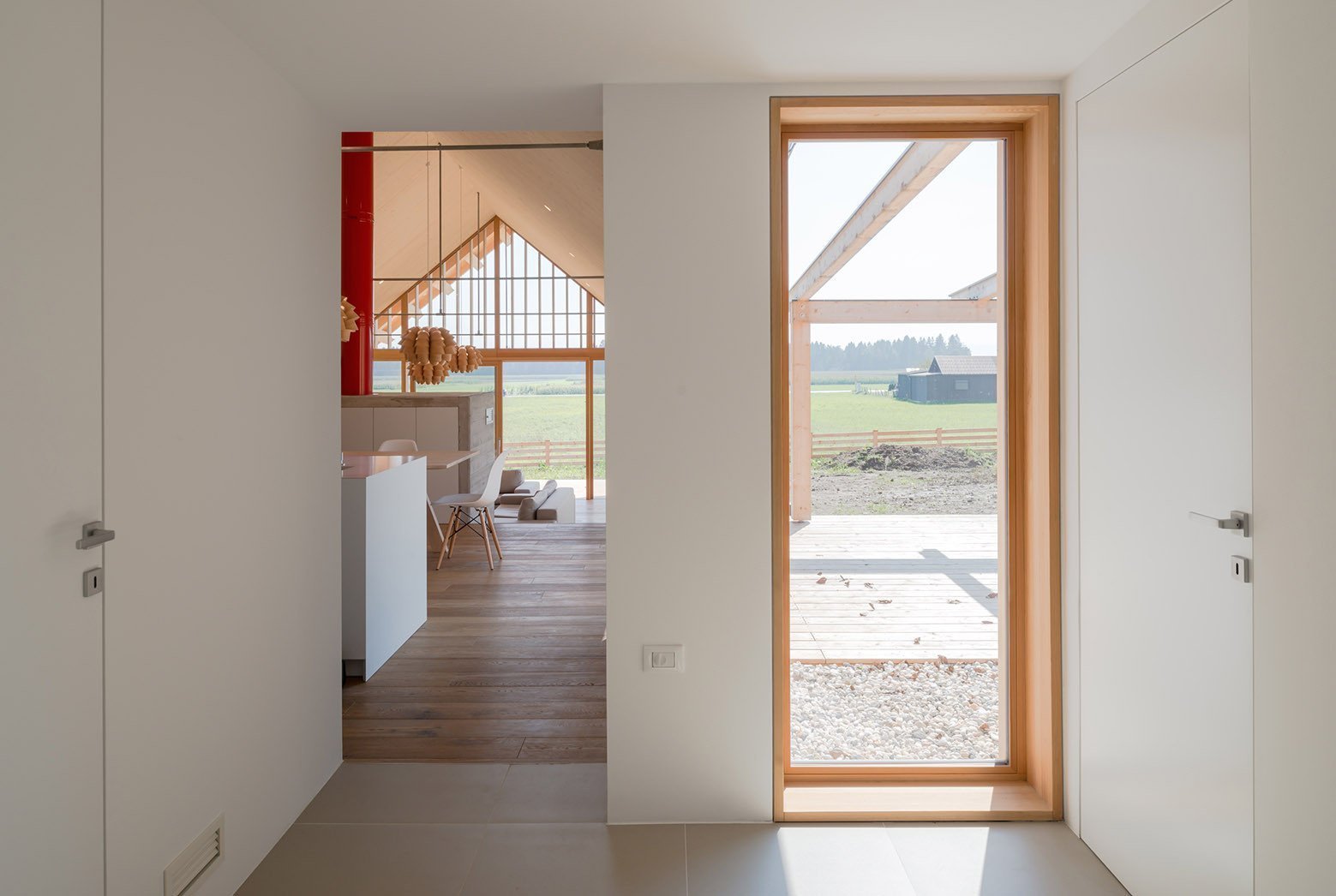 Dům připomínající stodolu