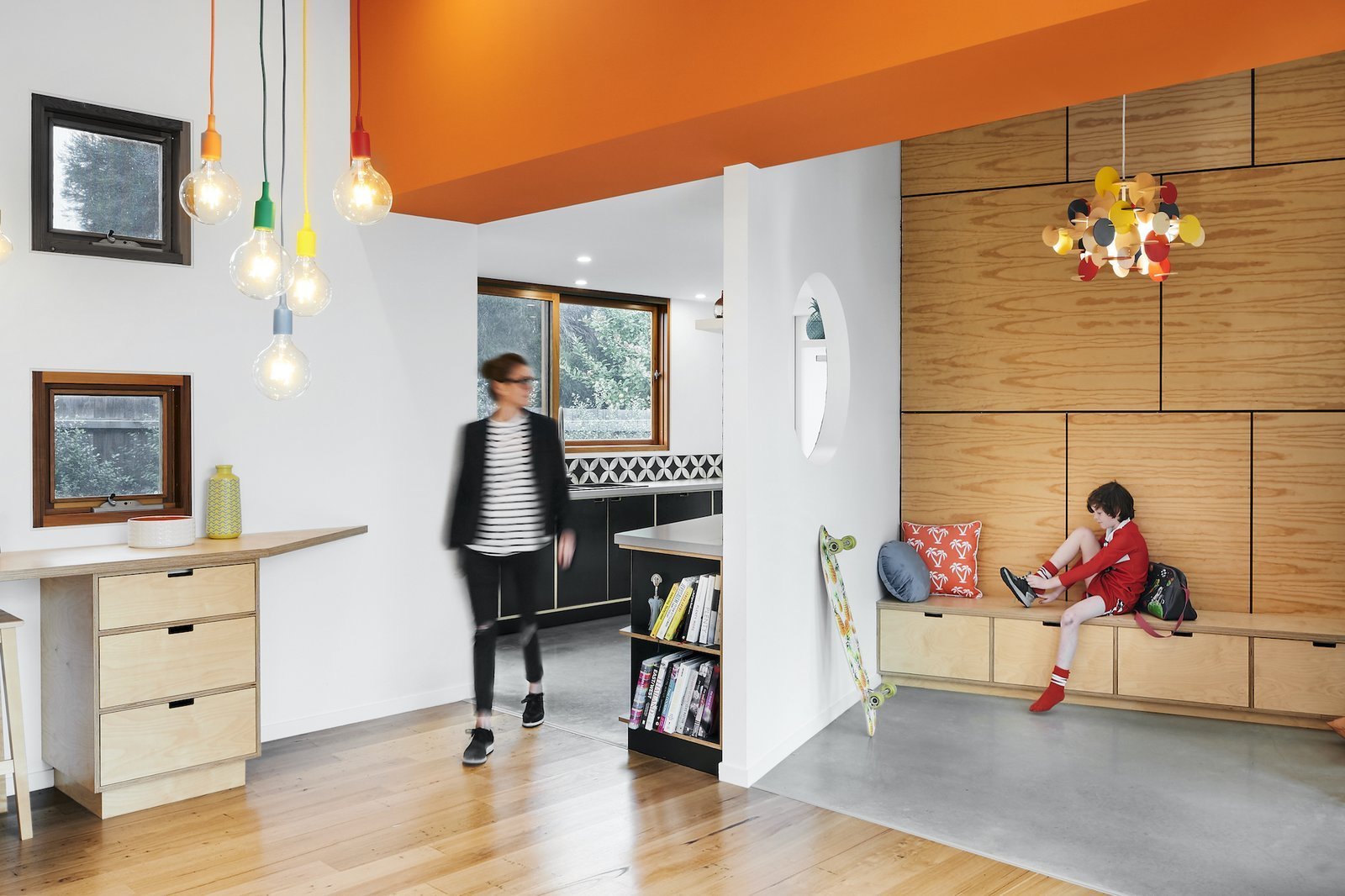 Hravý dům v odvážné kombinaci barev, které nejsou trendy