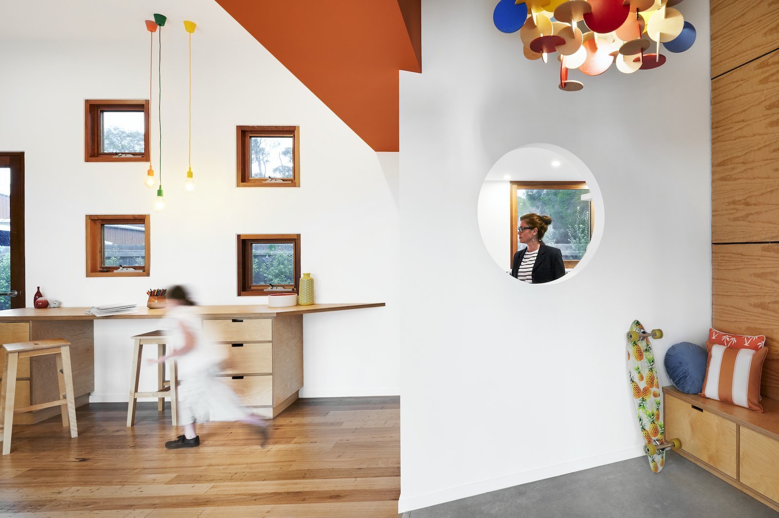 Hravý dům v odvážné kombinaci barev, které nejsou trendy