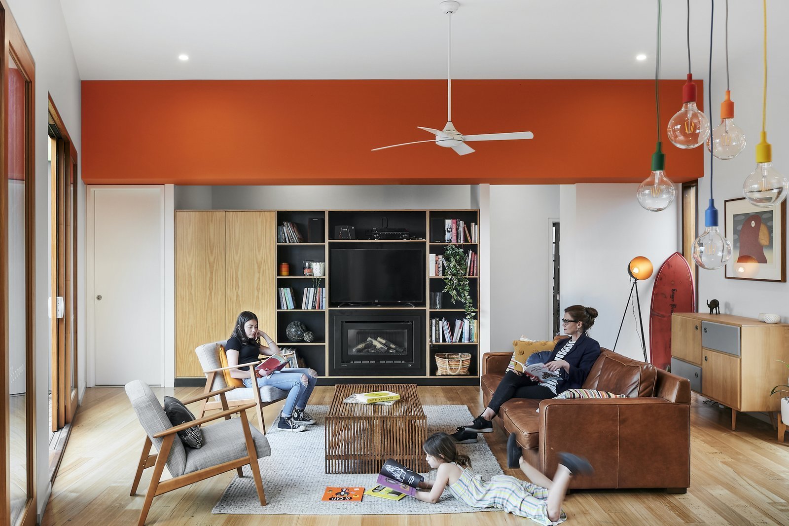 Hravý dům v odvážné kombinaci barev, které nejsou trendy