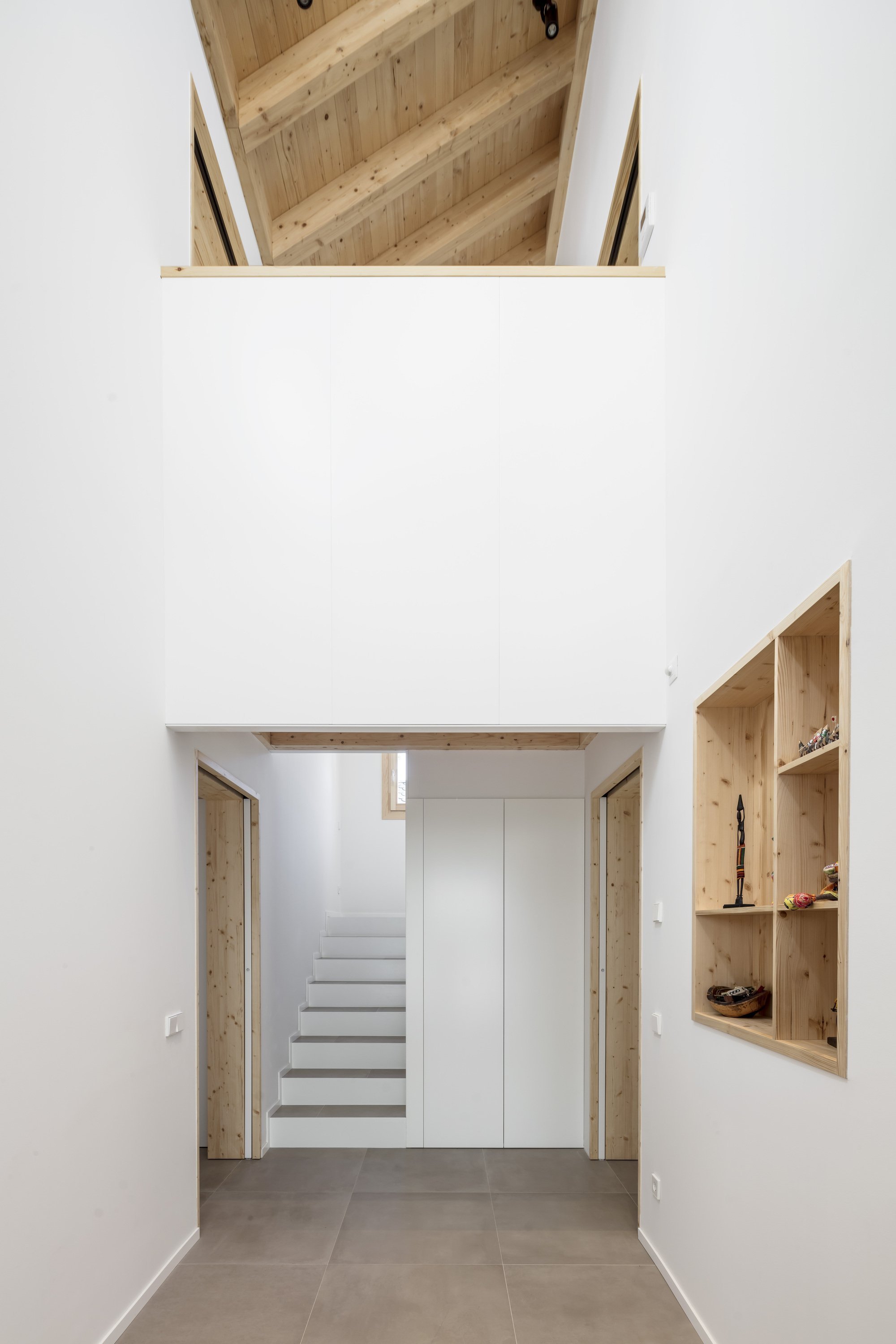 Jak postavit velký dům, aby nepůsobil masivně a neudusil zahradu