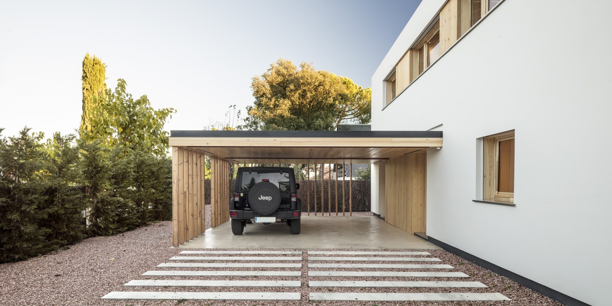 Jak postavit velký dům, aby nepůsobil masivně a neudusil zahradu