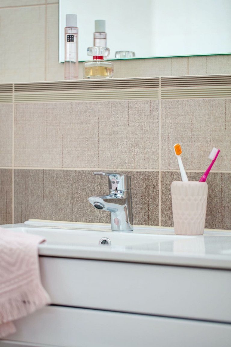 Jak se zbavit plísně v koupelně a jak předcházet jejímu vzniku