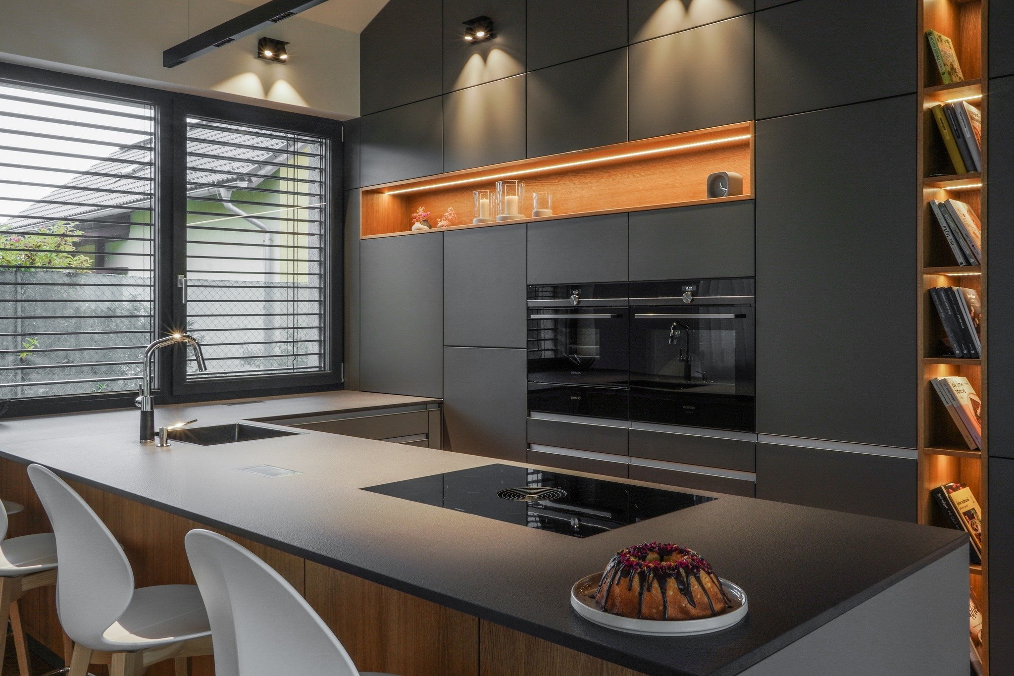 Kuchyně v moderním domě sahá až po šikmý strop