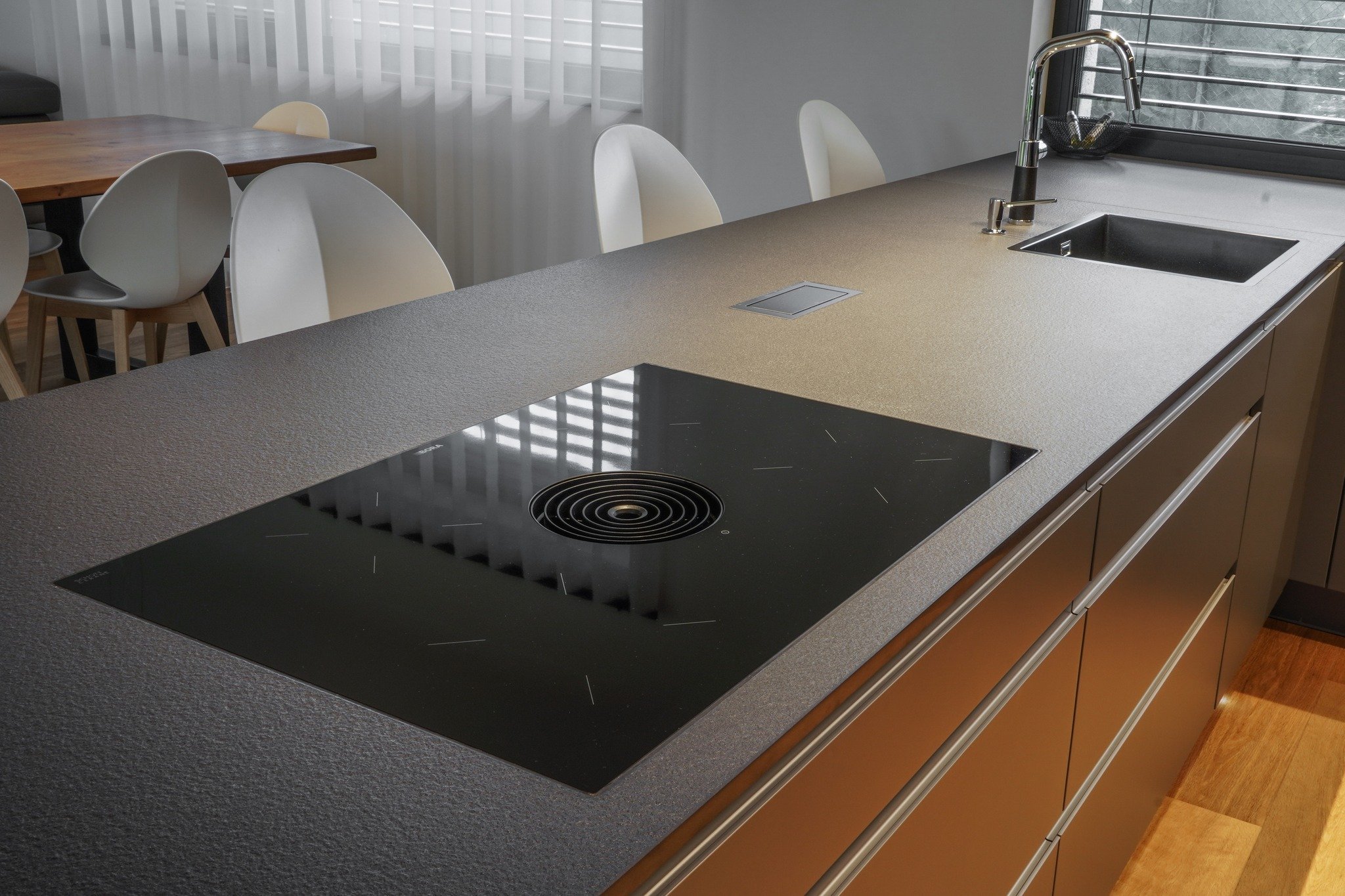 Kuchyně v moderním domě sahá až po šikmý strop