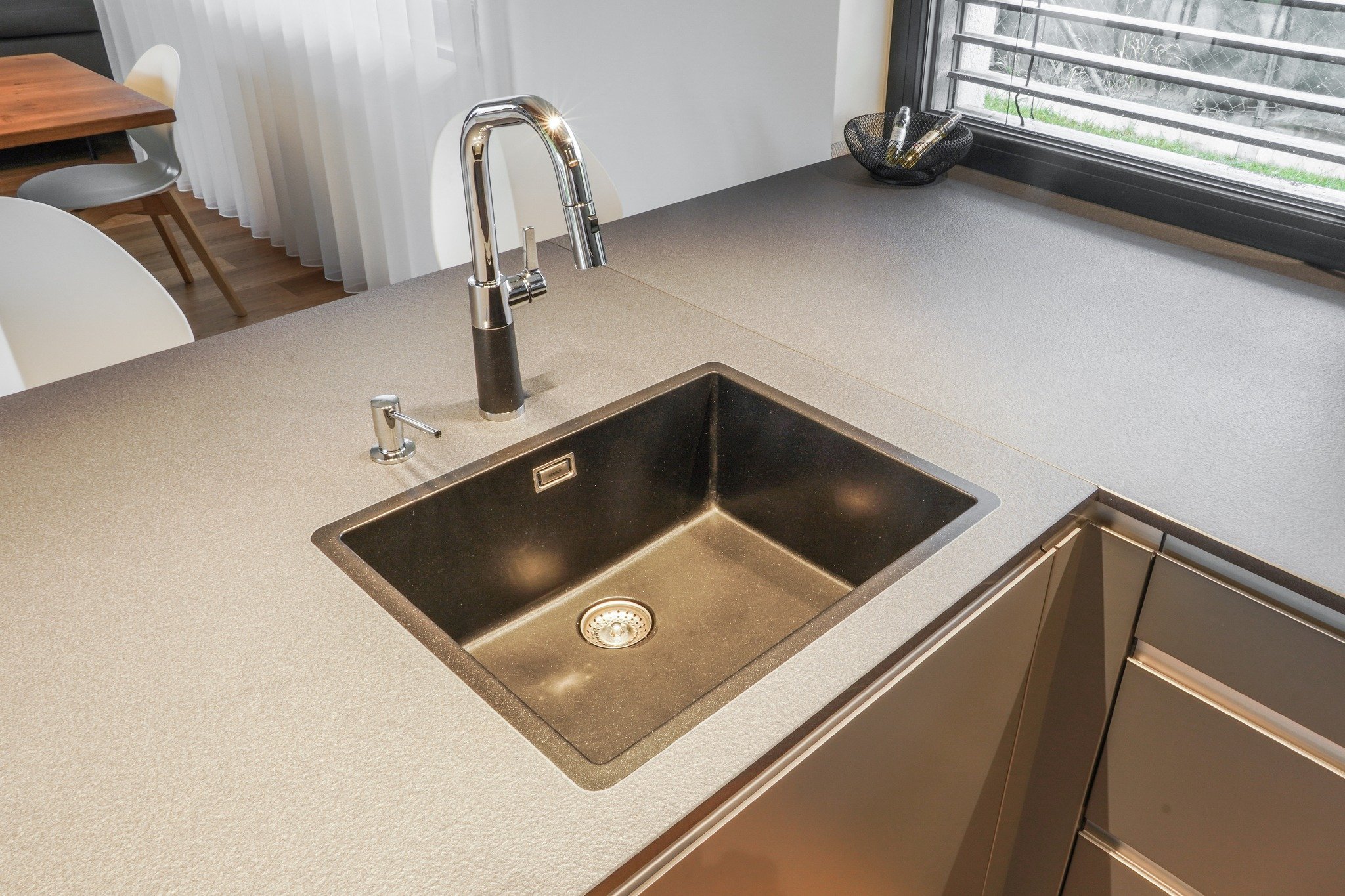 Kuchyně v moderním domě sahá až po šikmý strop