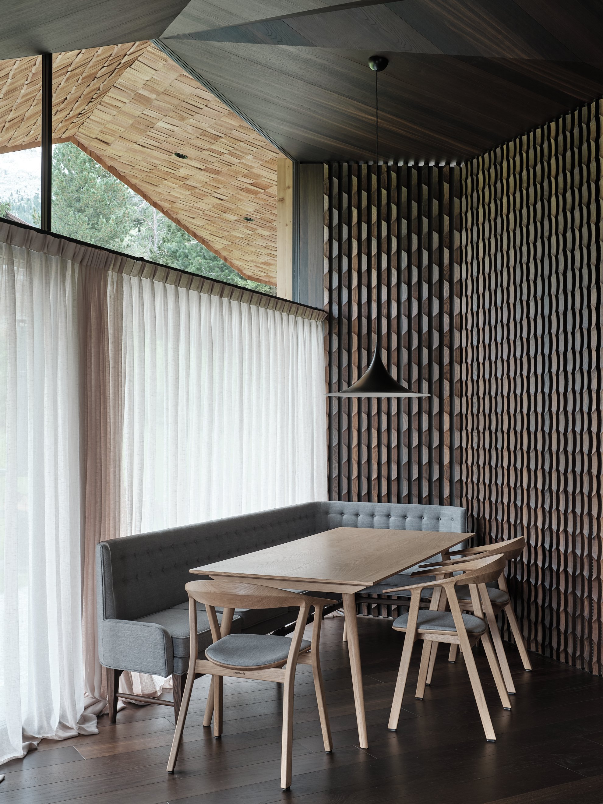 Moderní alpský dům v šindelovém plášti