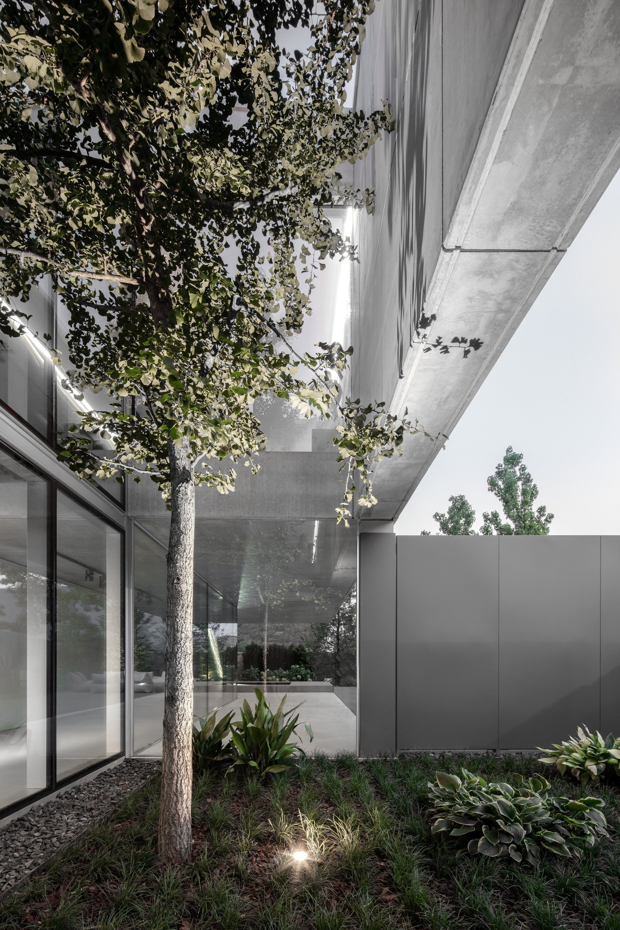 Moderní dům otevřený do krajiny