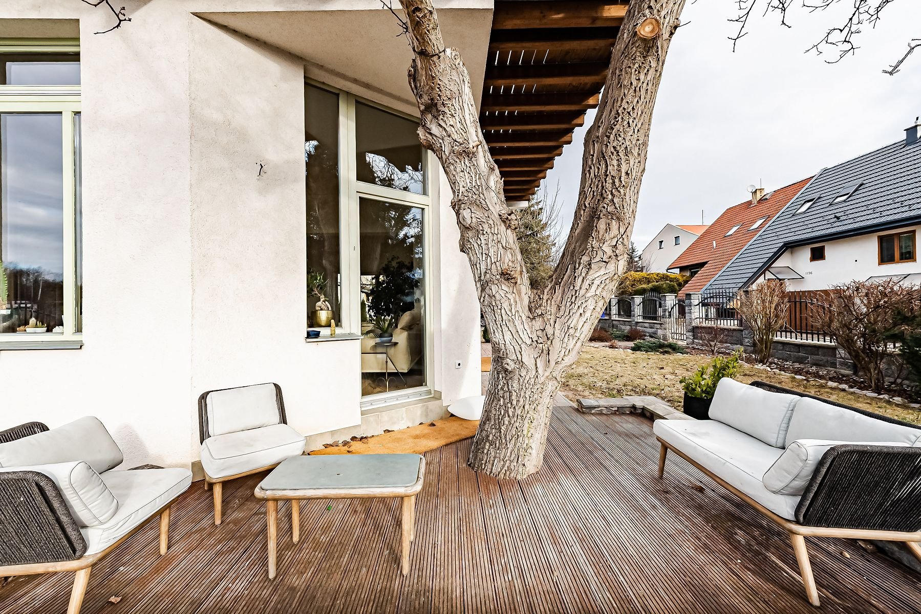 Nadčasový rodinný dům nedaleko Hostivických rybníků