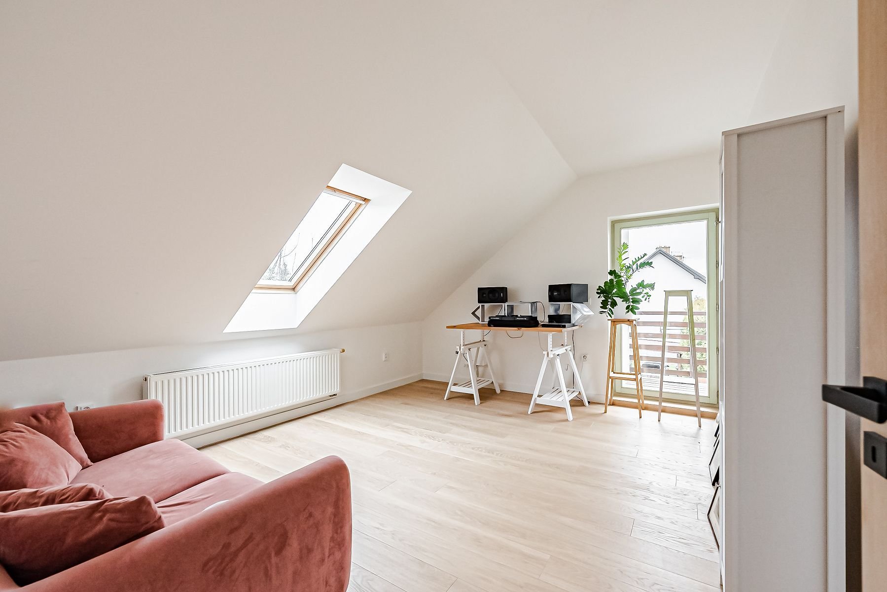 Nadčasový rodinný dům nedaleko Hostivických rybníků