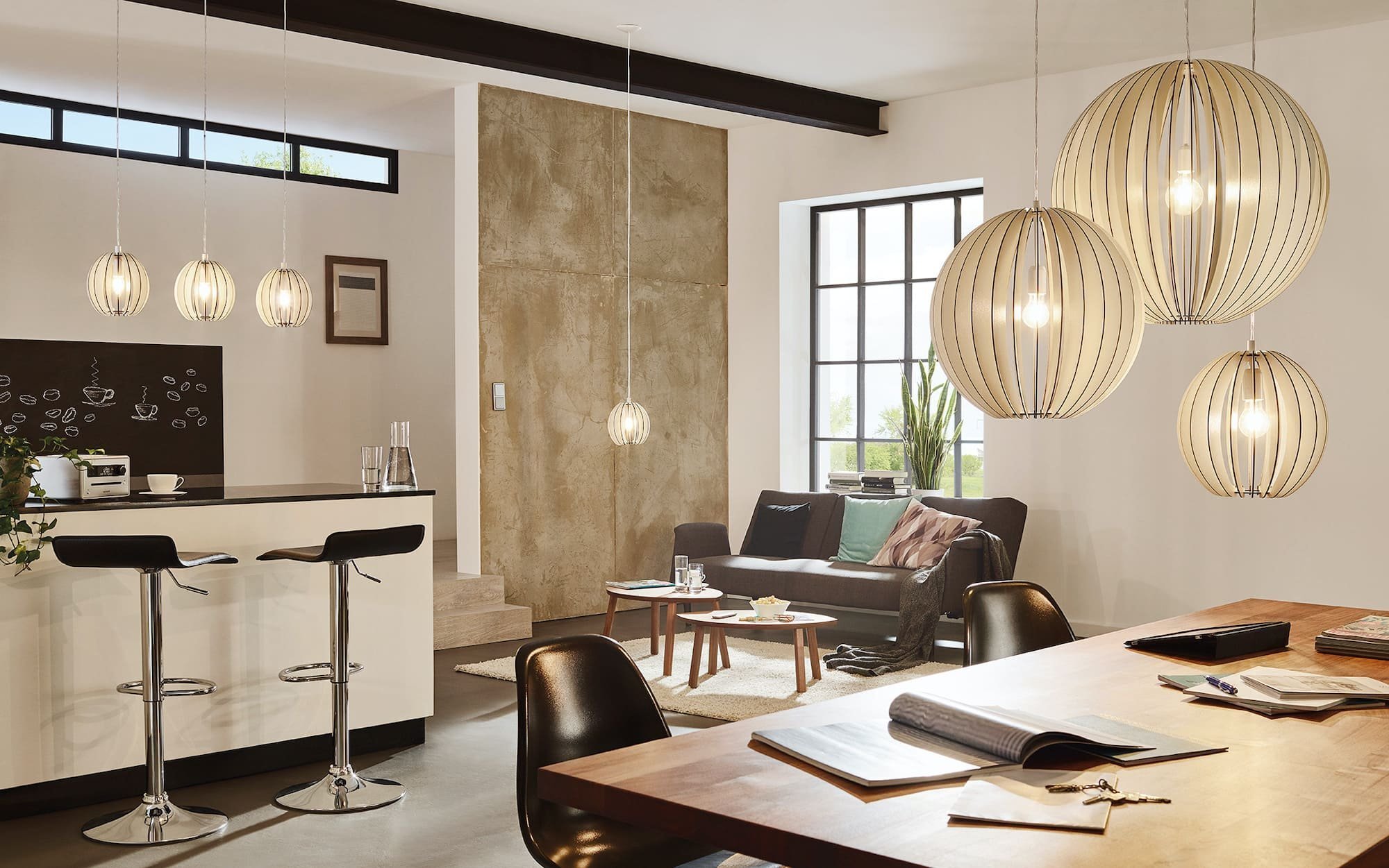 Závěsné svítidlo z COSSANO s dřevěným stínidlem s kontrastní tmavou hranou působí svěže a hravě.