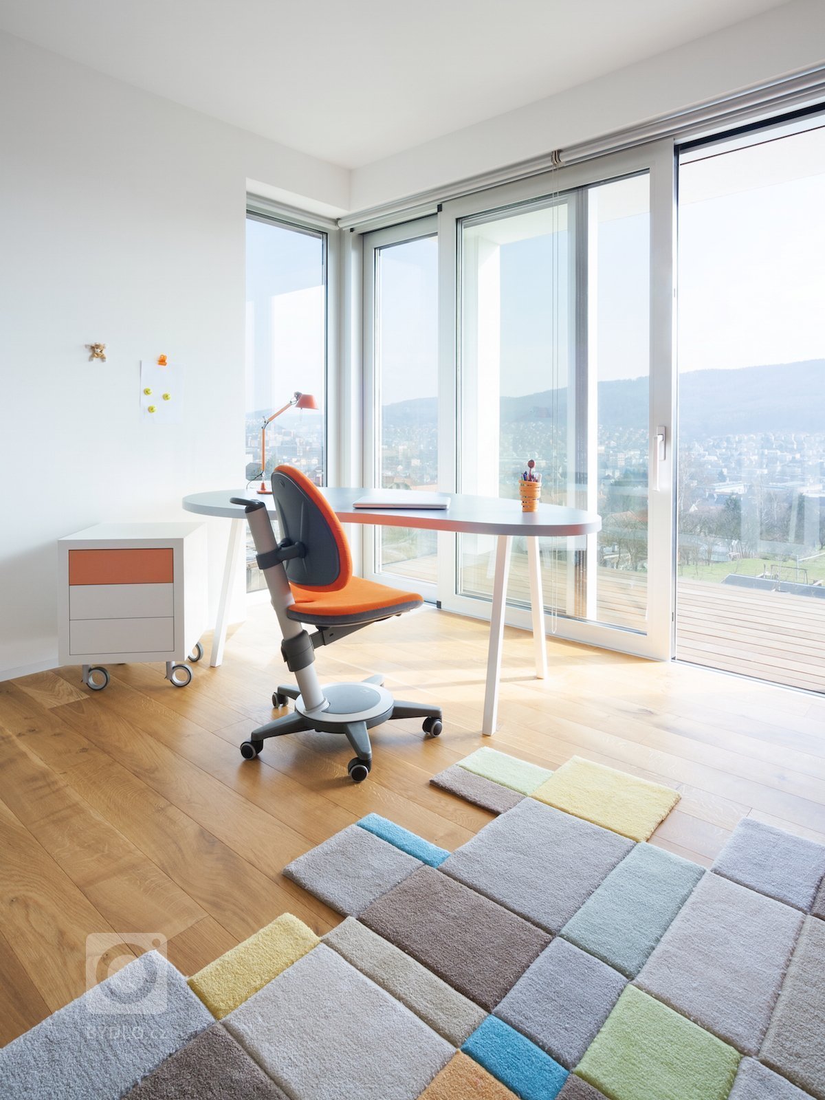 Velkorysé řešení interiéru není rozmařilostí investorů. Majitelé žili dlouhou dobu v&nbsp;zahraničí, proto si po návratu domů začali plnit velké přání, a&nbsp…