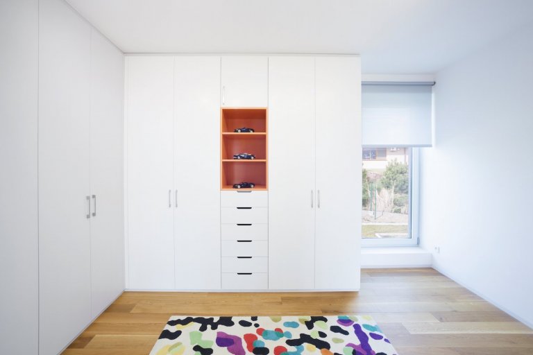 Velkorysé řešení interiéru není rozmařilostí investorů. Majitelé žili dlouhou dobu v&nbsp;zahraničí, proto si po návratu domů začali plnit velké přání, a&nbsp…