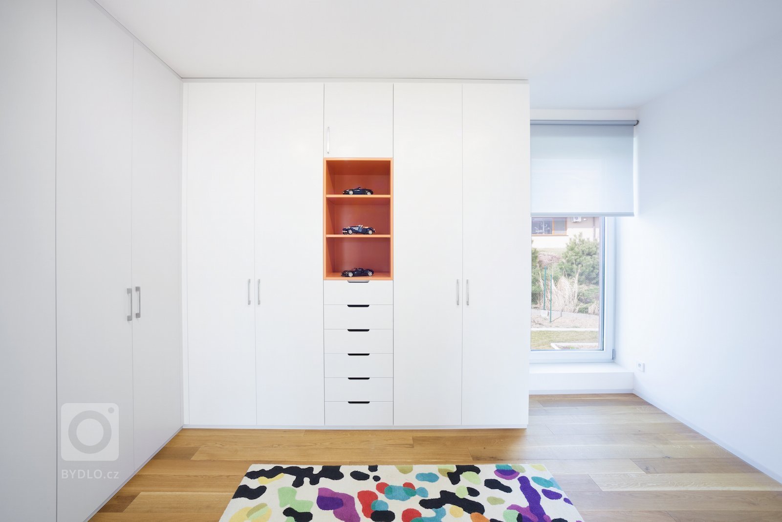 Velkorysé řešení interiéru není rozmařilostí investorů. Majitelé žili dlouhou dobu v&nbsp;zahraničí, proto si po návratu domů začali plnit velké přání, a&nbsp…