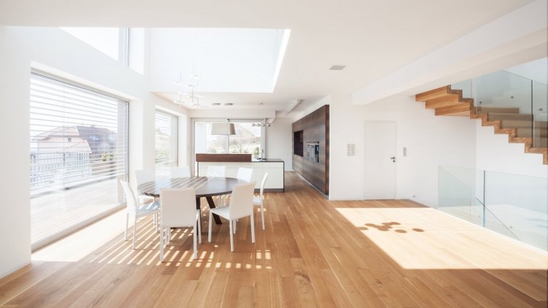 Velkorysé řešení interiéru není rozmařilostí investorů. Majitelé žili dlouhou dobu v&nbsp;zahraničí, proto si po návratu domů začali plnit velké přání, a&nbsp…