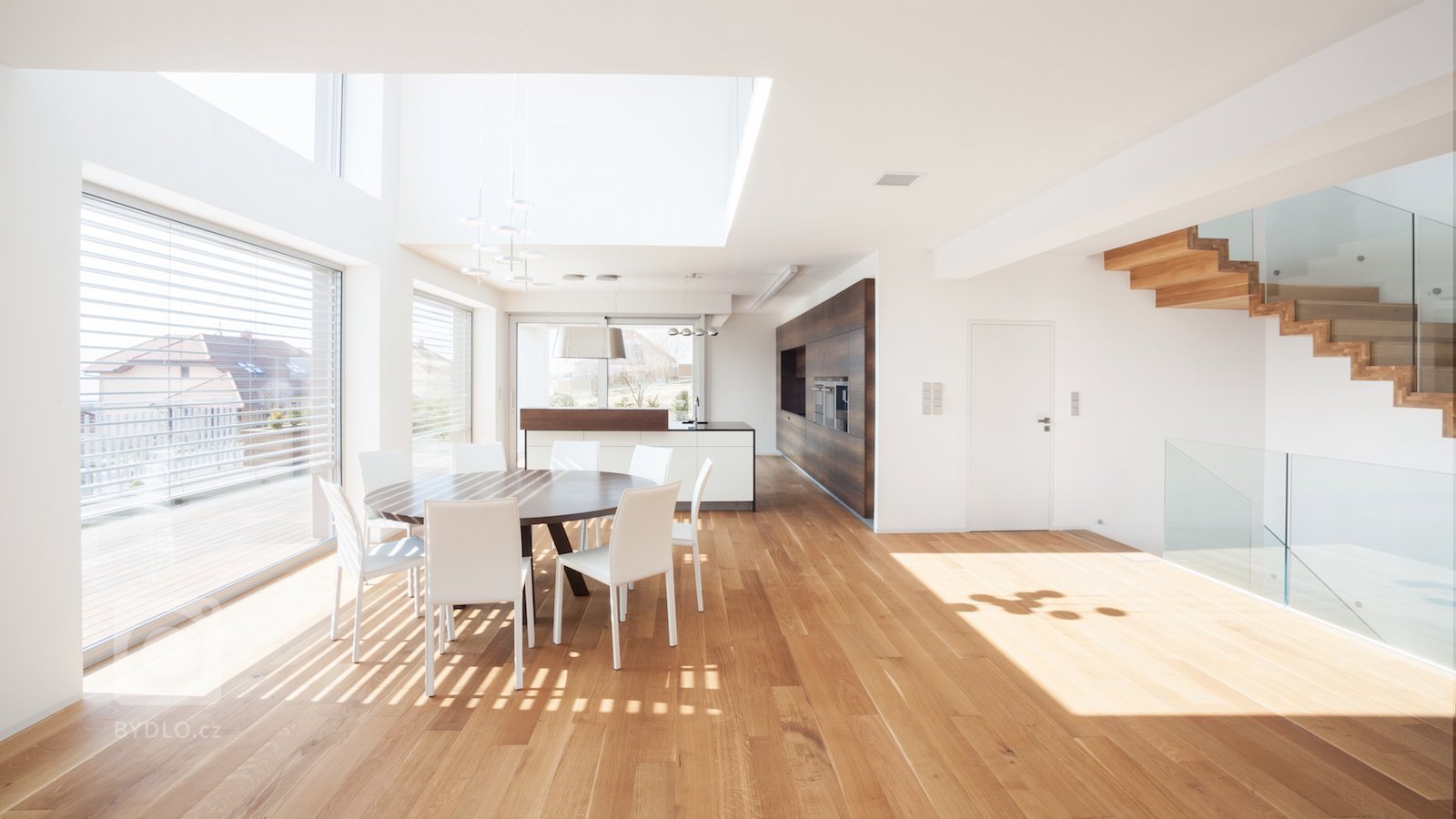 Velkorysé řešení interiéru není rozmařilostí investorů. Majitelé žili dlouhou dobu v&nbsp;zahraničí, proto si po návratu domů začali plnit velké přání, a&nbsp…