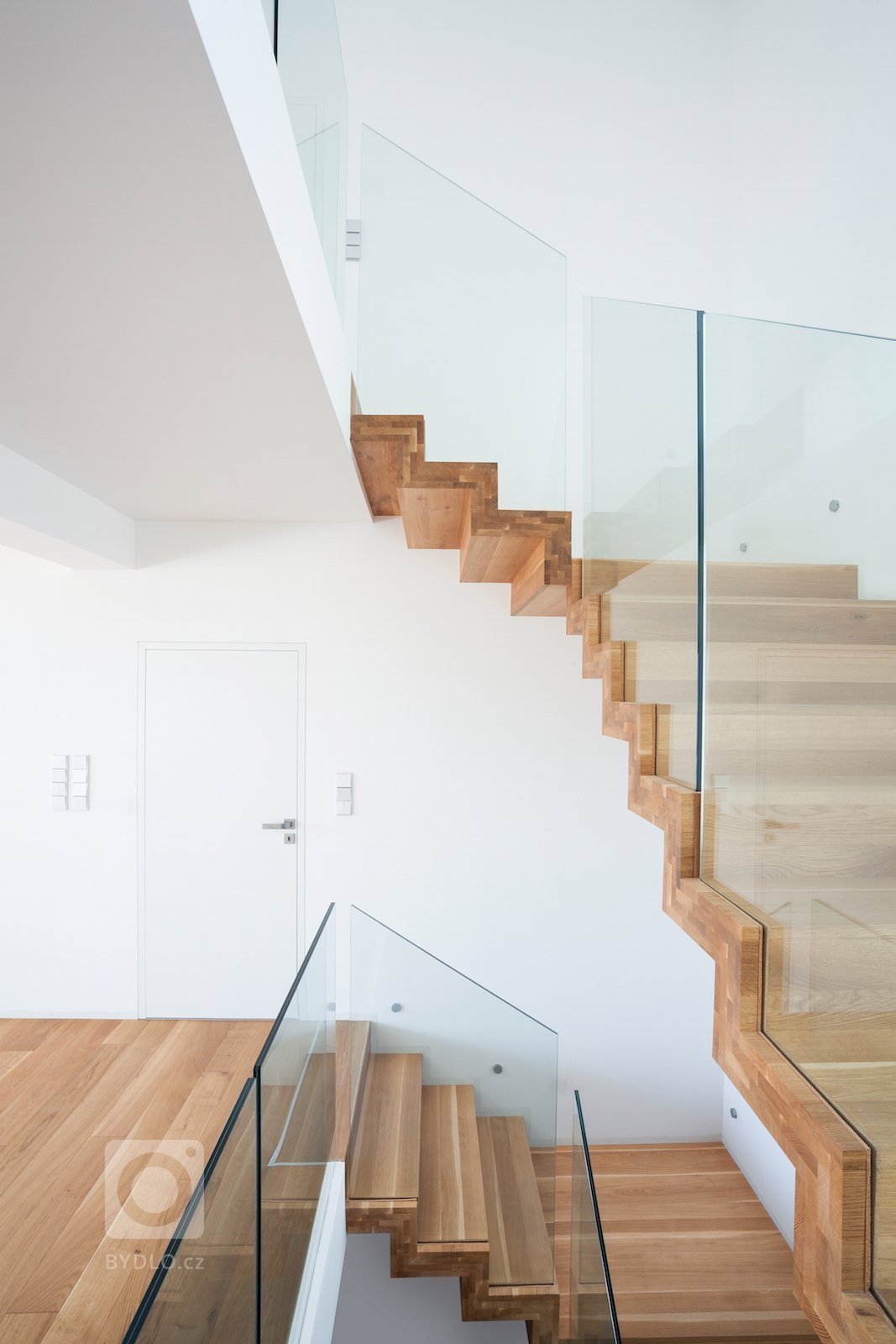 Velkorysé řešení interiéru není rozmařilostí investorů. Majitelé žili dlouhou dobu v&nbsp;zahraničí, proto si po návratu domů začali plnit velké přání, a&nbsp…