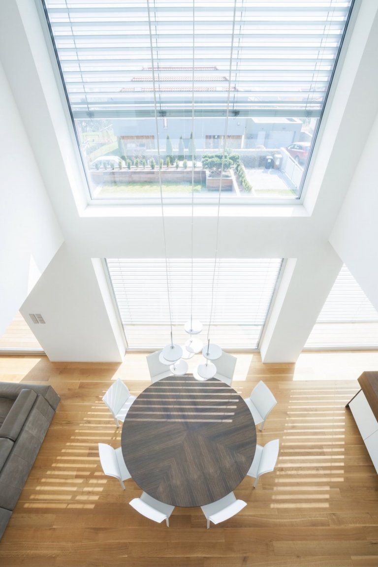 Velkorysé řešení interiéru není rozmařilostí investorů. Majitelé žili dlouhou dobu v&nbsp;zahraničí, proto si po návratu domů začali plnit velké přání, a&nbsp…