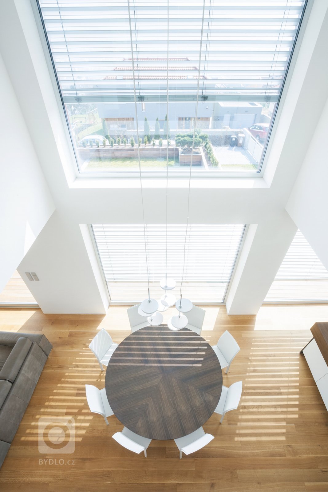 Velkorysé řešení interiéru není rozmařilostí investorů. Majitelé žili dlouhou dobu v&nbsp;zahraničí, proto si po návratu domů začali plnit velké přání, a&nbsp…