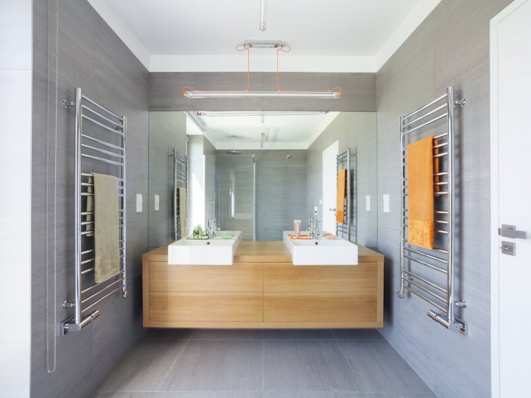 Velkorysé řešení interiéru není rozmařilostí investorů. Majitelé žili dlouhou dobu v&nbsp;zahraničí, proto si po návratu domů začali plnit velké přání, a&nbsp…