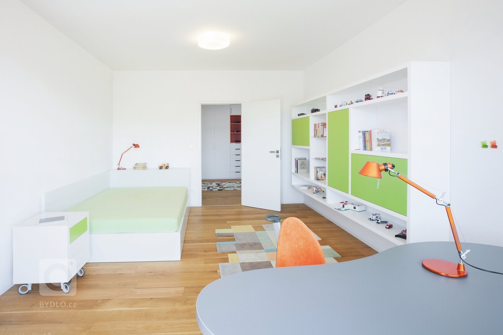 Velkorysé řešení interiéru není rozmařilostí investorů. Majitelé žili dlouhou dobu v&nbsp;zahraničí, proto si po návratu domů začali plnit velké přání, a&nbsp…