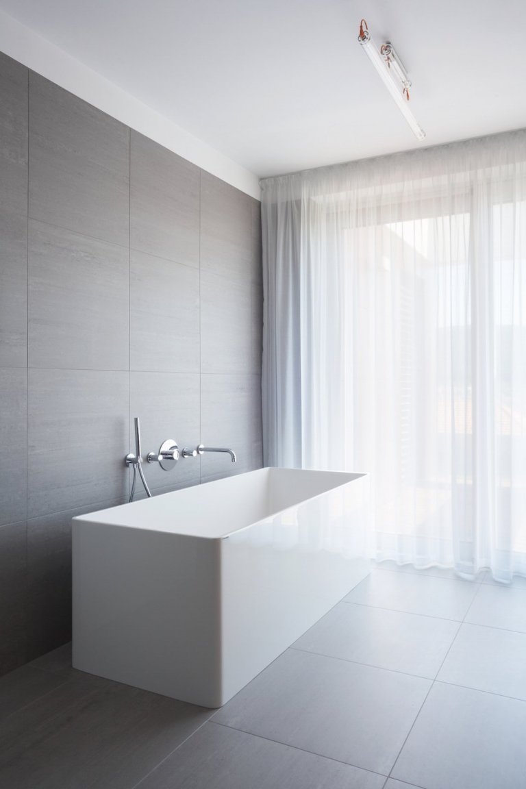 Velkorysé řešení interiéru není rozmařilostí investorů. Majitelé žili dlouhou dobu v&nbsp;zahraničí, proto si po návratu domů začali plnit velké přání, a&nbsp…