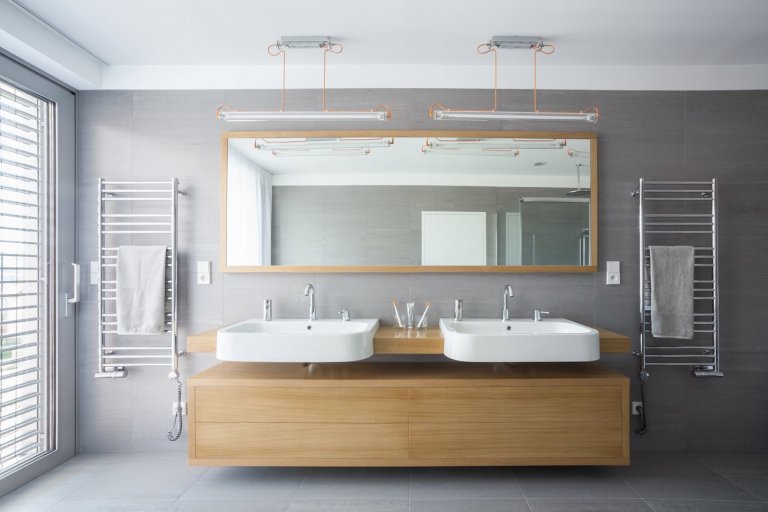 Velkorysé řešení interiéru není rozmařilostí investorů. Majitelé žili dlouhou dobu v&nbsp;zahraničí, proto si po návratu domů začali plnit velké přání, a&nbsp…