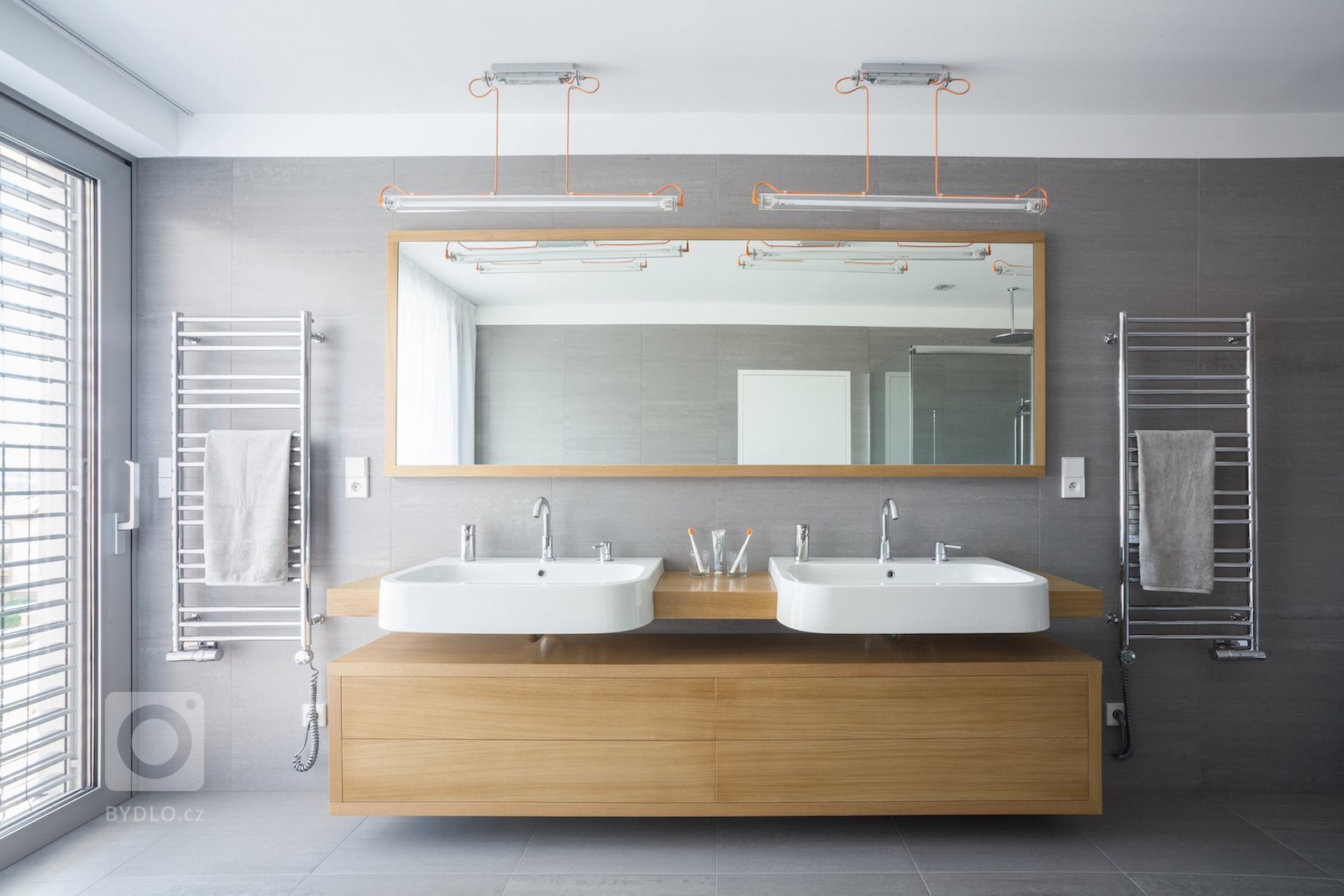 Velkorysé řešení interiéru není rozmařilostí investorů. Majitelé žili dlouhou dobu v&nbsp;zahraničí, proto si po návratu domů začali plnit velké přání, a&nbsp…