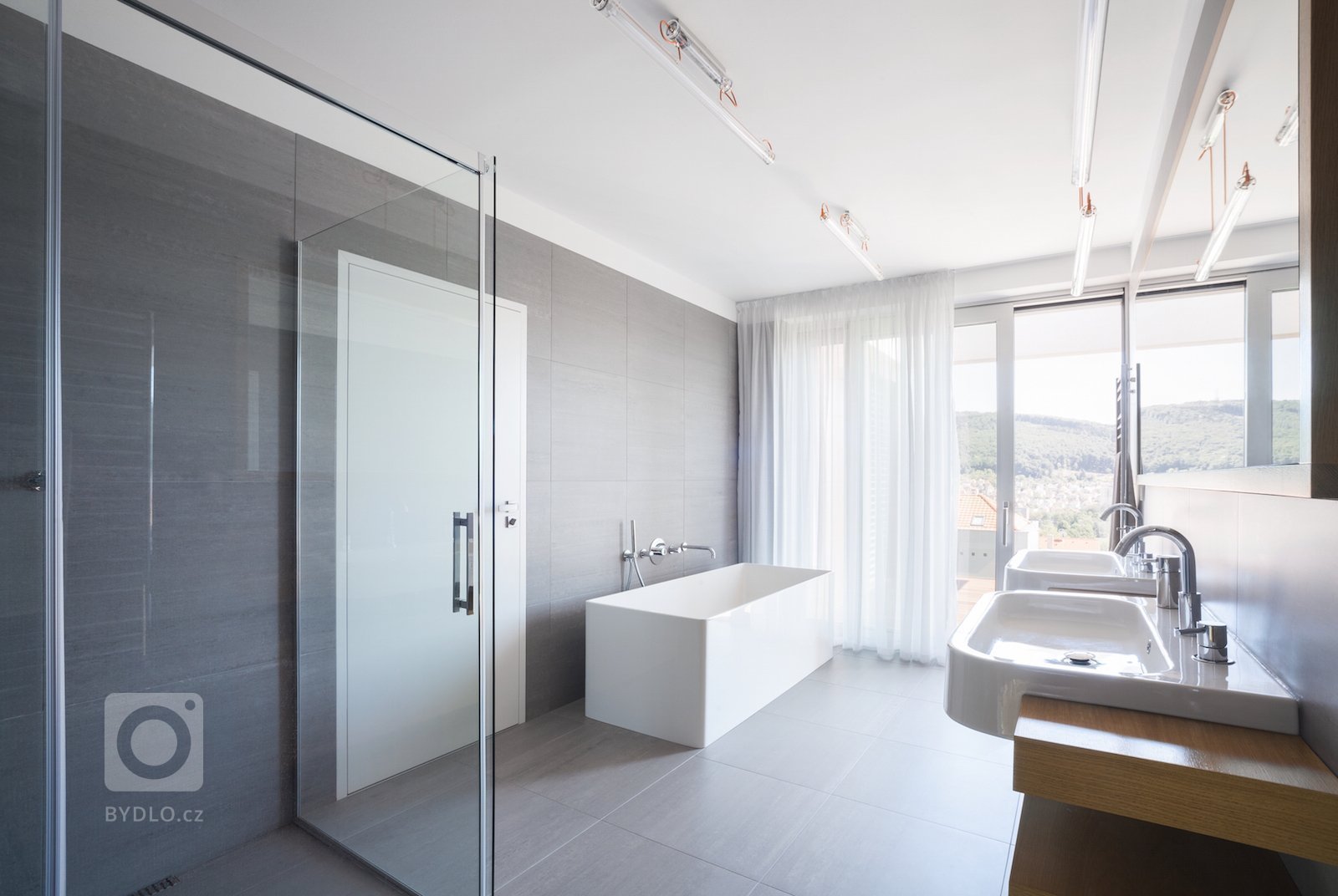 Velkorysé řešení interiéru není rozmařilostí investorů. Majitelé žili dlouhou dobu v&nbsp;zahraničí, proto si po návratu domů začali plnit velké přání, a&nbsp…