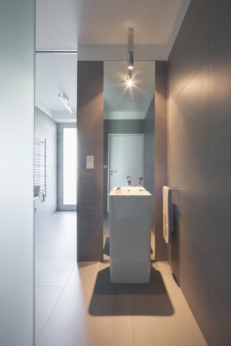 Velkorysé řešení interiéru není rozmařilostí investorů. Majitelé žili dlouhou dobu v&nbsp;zahraničí, proto si po návratu domů začali plnit velké přání, a&nbsp…