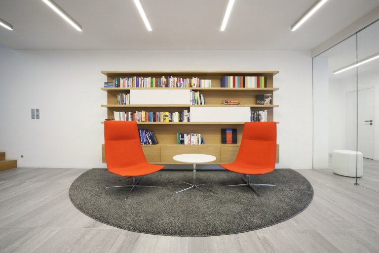 Velkorysé řešení interiéru není rozmařilostí investorů. Majitelé žili dlouhou dobu v&nbsp;zahraničí, proto si po návratu domů začali plnit velké přání, a&nbsp…