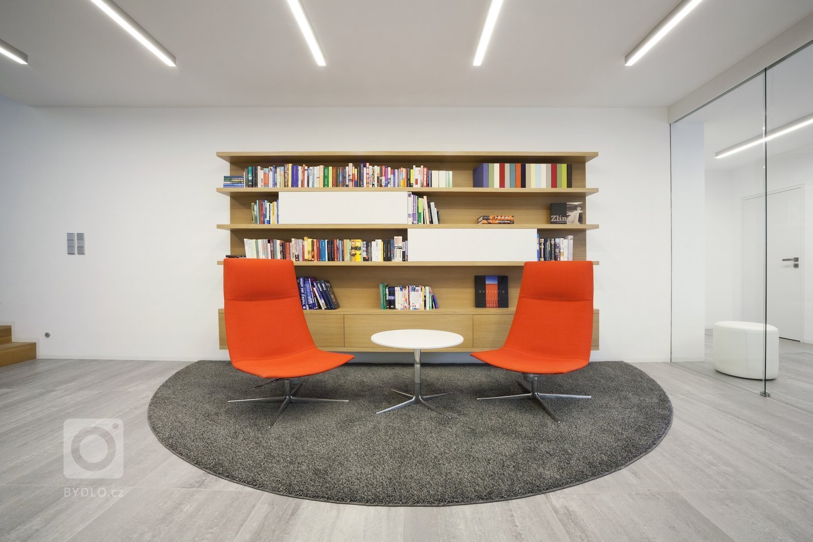 Velkorysé řešení interiéru není rozmařilostí investorů. Majitelé žili dlouhou dobu v&nbsp;zahraničí, proto si po návratu domů začali plnit velké přání, a&nbsp…