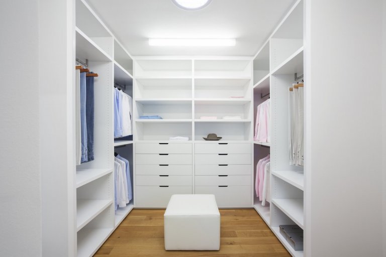 Velkorysé řešení interiéru není rozmařilostí investorů. Majitelé žili dlouhou dobu v&nbsp;zahraničí, proto si po návratu domů začali plnit velké přání, a&nbsp…