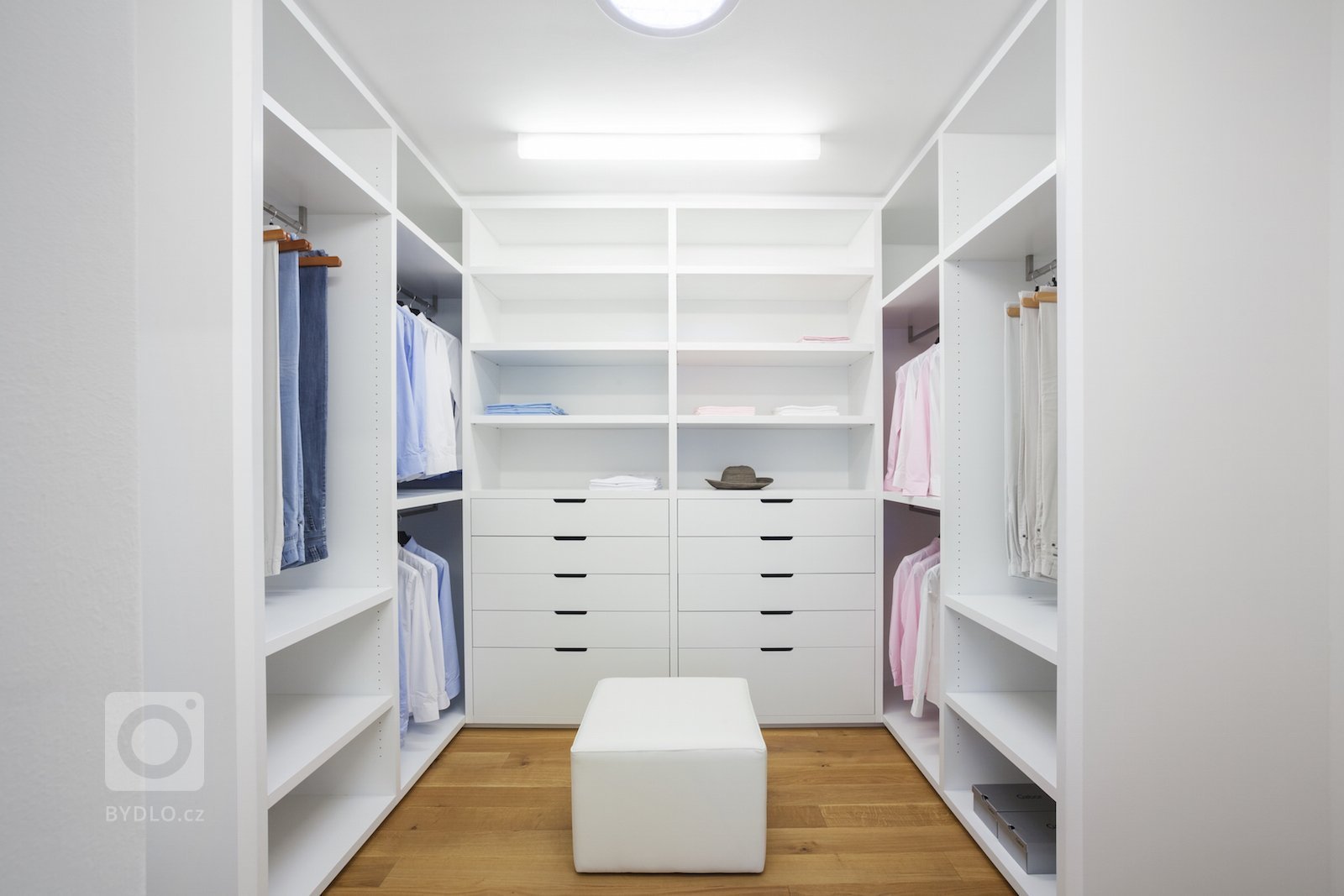 Velkorysé řešení interiéru není rozmařilostí investorů. Majitelé žili dlouhou dobu v&nbsp;zahraničí, proto si po návratu domů začali plnit velké přání, a&nbsp…