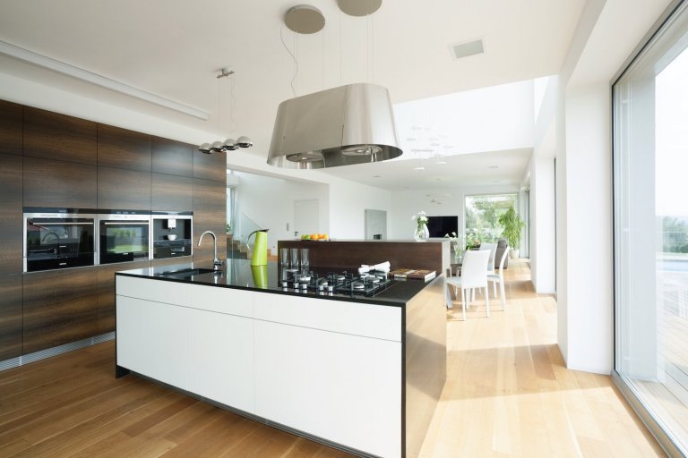 Velkorysé řešení interiéru není rozmařilostí investorů. Majitelé žili dlouhou dobu v&nbsp;zahraničí, proto si po návratu domů začali plnit velké přání, a&nbsp…