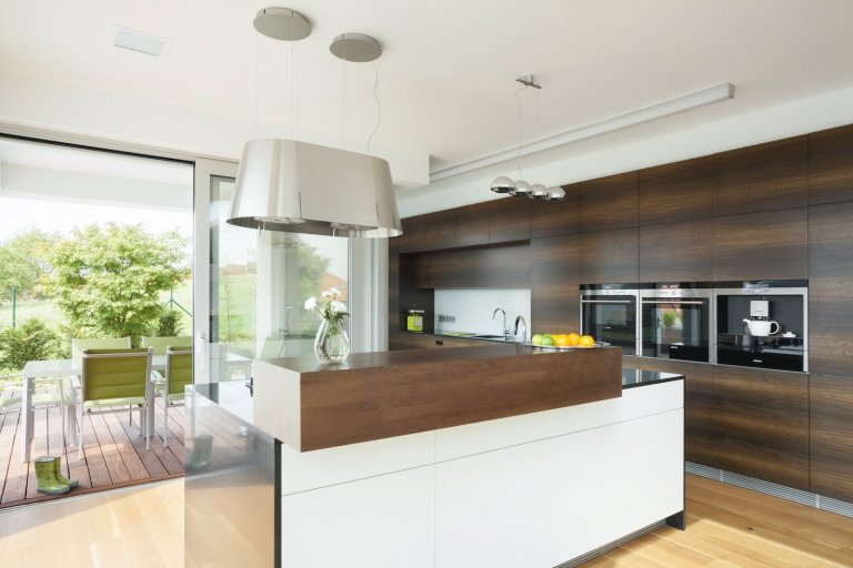 Velkorysé řešení interiéru není rozmařilostí investorů. Majitelé žili dlouhou dobu v&nbsp;zahraničí, proto si po návratu domů začali plnit velké přání, a&nbsp…