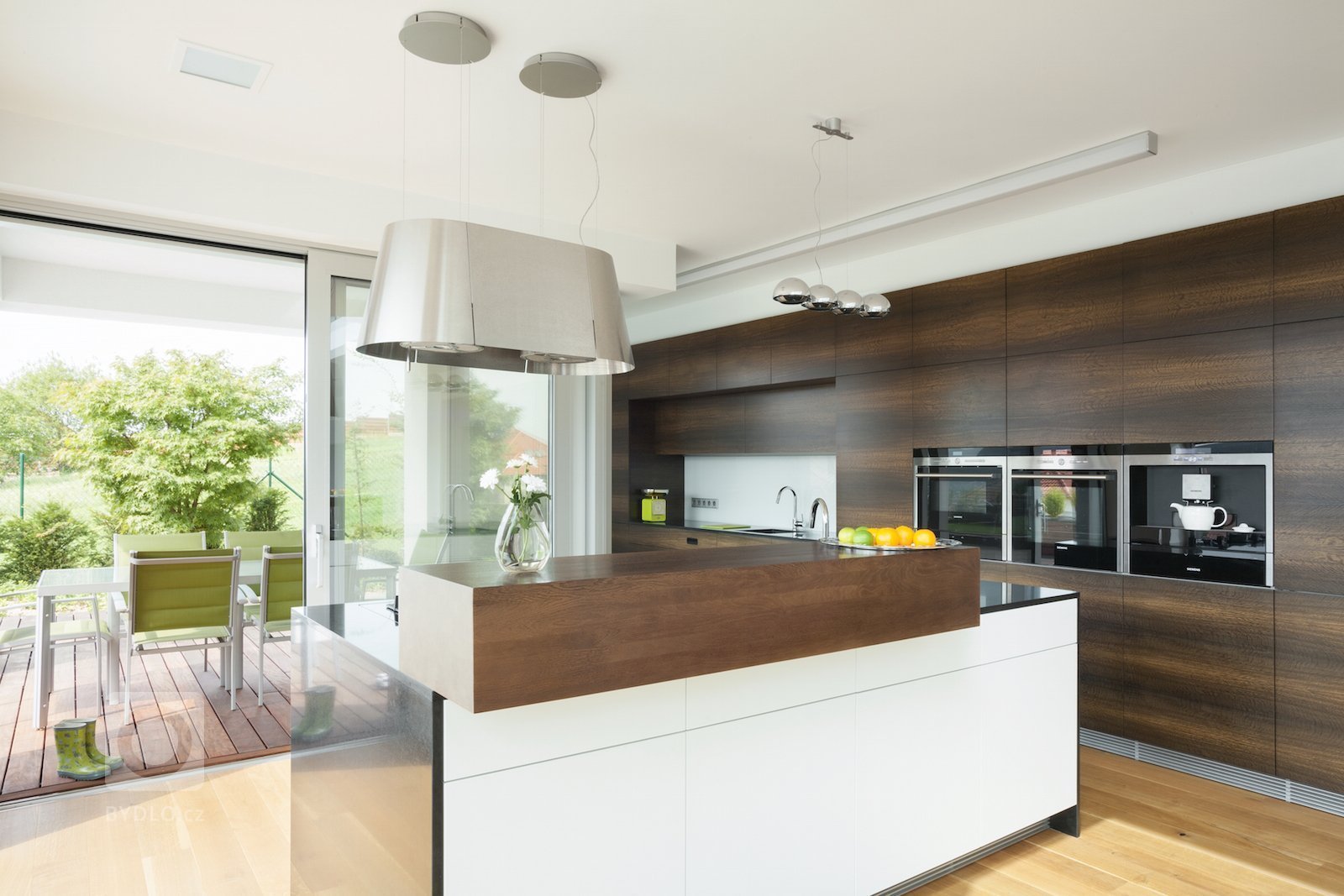 Velkorysé řešení interiéru není rozmařilostí investorů. Majitelé žili dlouhou dobu v&nbsp;zahraničí, proto si po návratu domů začali plnit velké přání, a&nbsp…