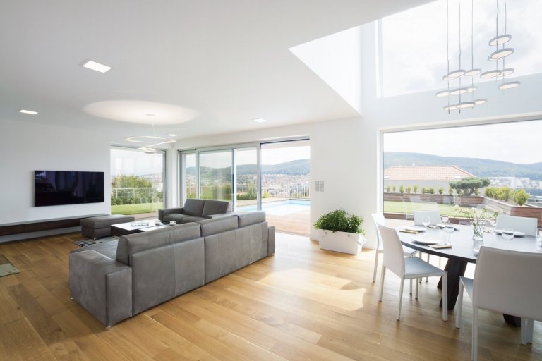 Velkorysé řešení interiéru není rozmařilostí investorů. Majitelé žili dlouhou dobu v&nbsp;zahraničí, proto si po návratu domů začali plnit velké přání, a&nbsp…