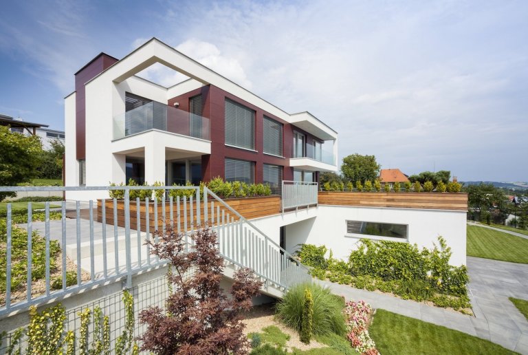 Velkorysé řešení interiéru není rozmařilostí investorů. Majitelé žili dlouhou dobu v&nbsp;zahraničí, proto si po návratu domů začali plnit velké přání, a&nbsp…