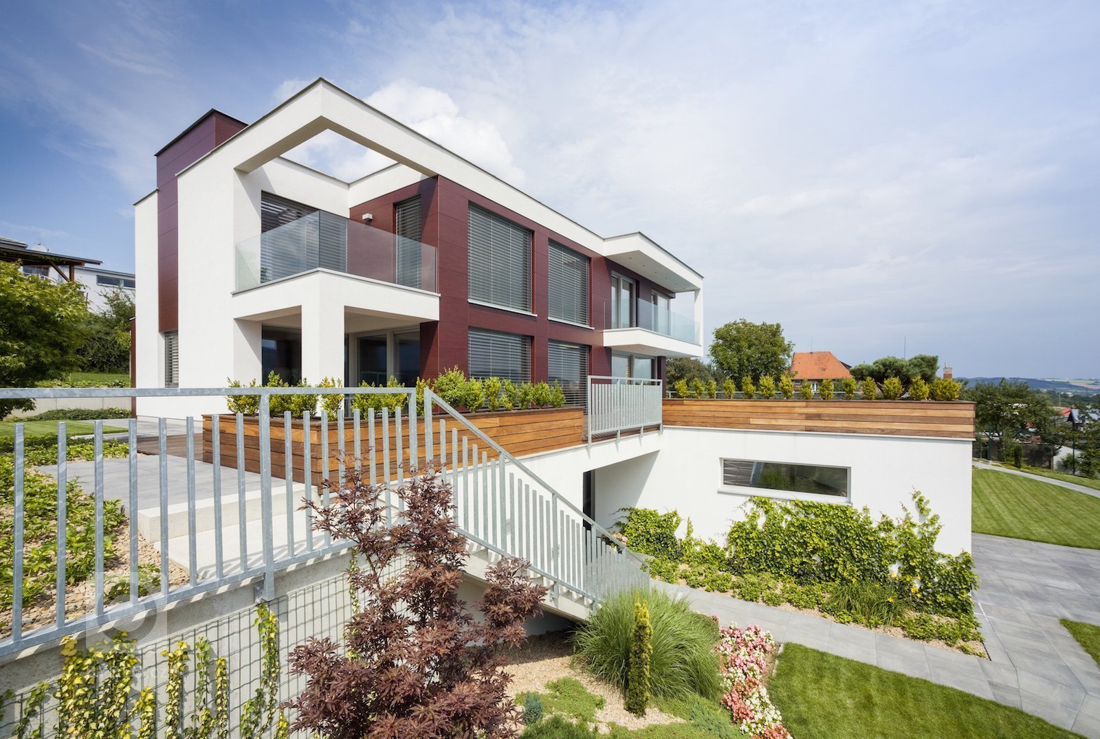 Velkorysé řešení interiéru není rozmařilostí investorů. Majitelé žili dlouhou dobu v&nbsp;zahraničí, proto si po návratu domů začali plnit velké přání, a&nbsp…