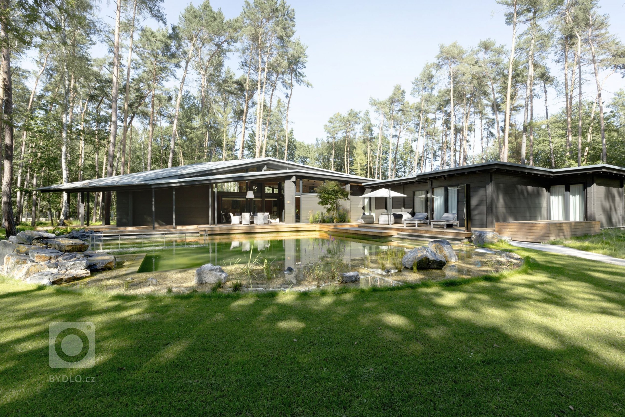 Kersko. Lesní město s&nbsp;přibližně dvěma stovkami trvalých obyvatel. Místo dobře známé, přesto tajemné a stále překvapující. Pozemek je čtvercový o&nbsp…