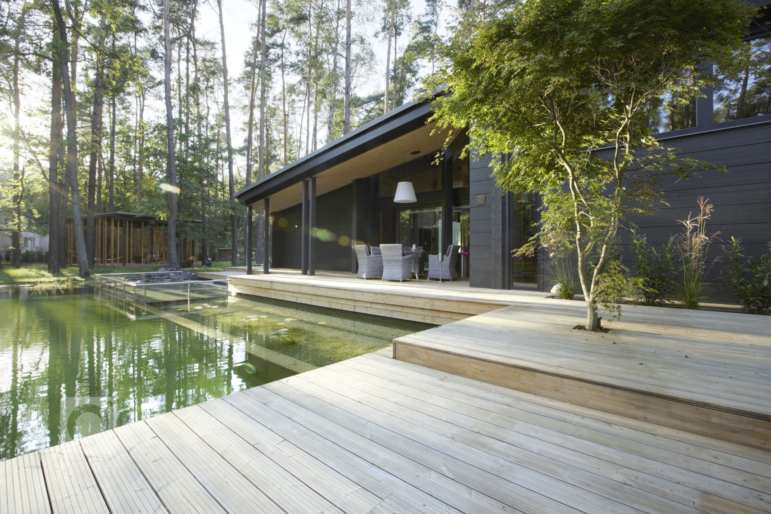 Kersko. Lesní město s&nbsp;přibližně dvěma stovkami trvalých obyvatel. Místo dobře známé, přesto tajemné a stále překvapující. Pozemek je čtvercový o&nbsp…