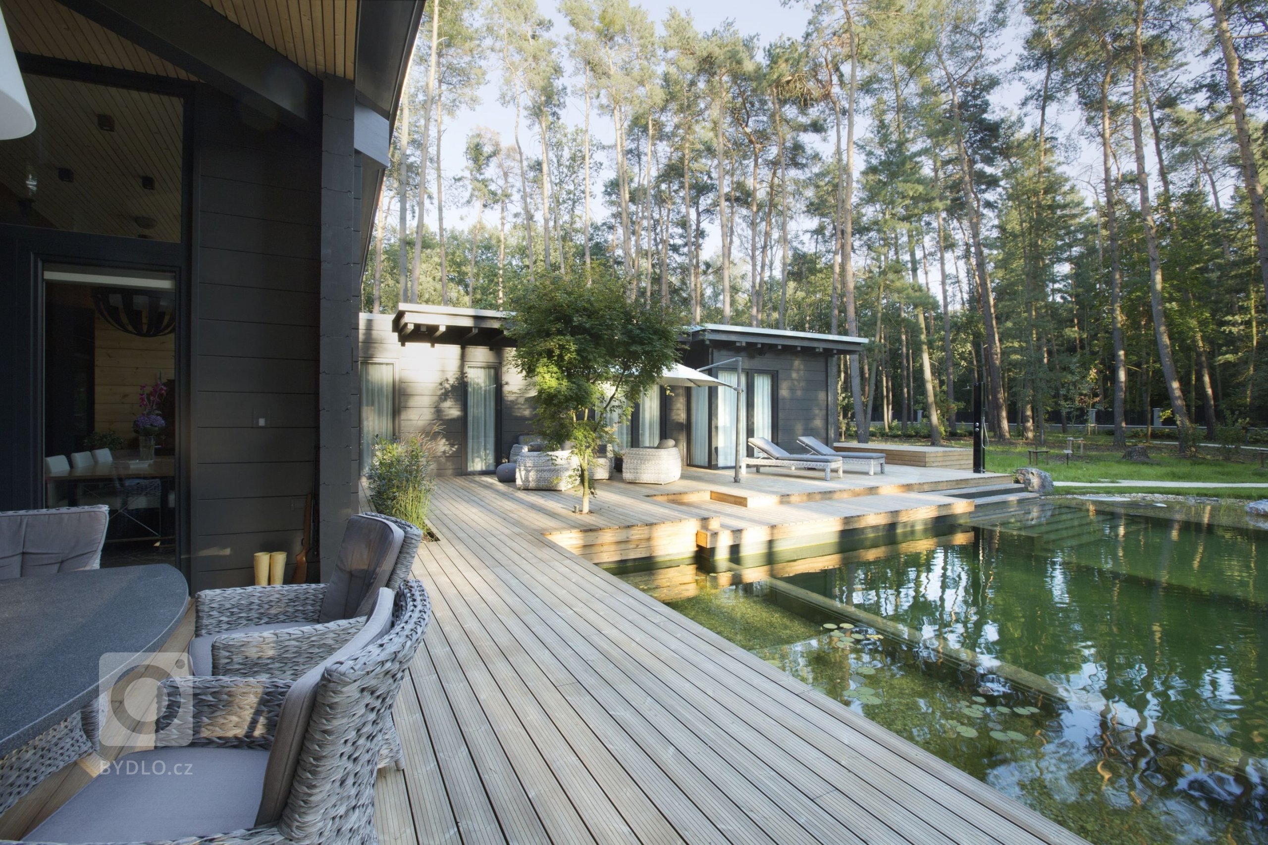 Kersko. Lesní město s&nbsp;přibližně dvěma stovkami trvalých obyvatel. Místo dobře známé, přesto tajemné a stále překvapující. Pozemek je čtvercový o&nbsp…