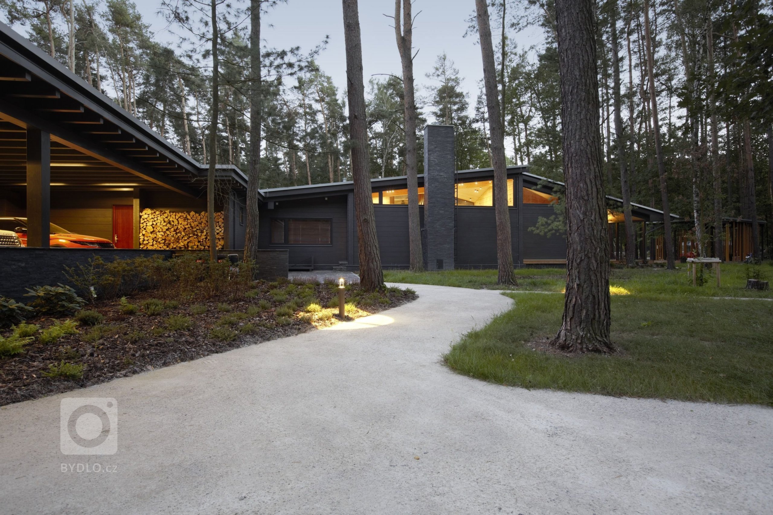 Kersko. Lesní město s&nbsp;přibližně dvěma stovkami trvalých obyvatel. Místo dobře známé, přesto tajemné a stále překvapující. Pozemek je čtvercový o&nbsp…