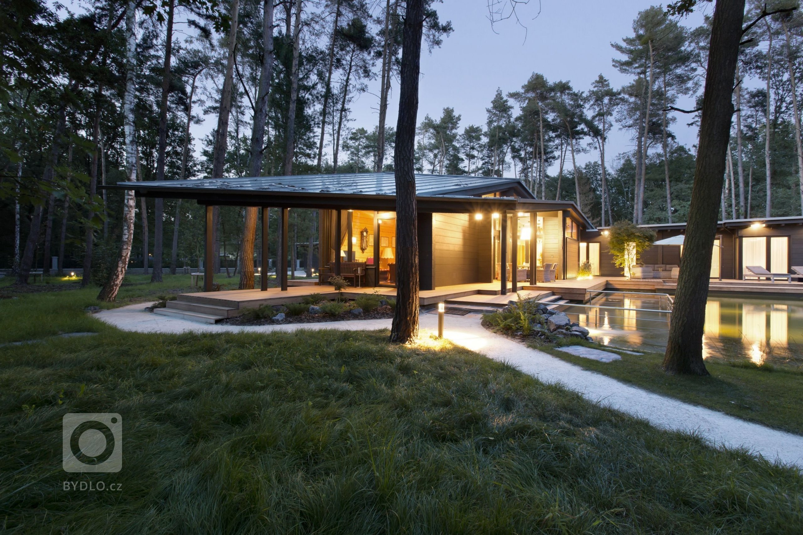 Kersko. Lesní město s&nbsp;přibližně dvěma stovkami trvalých obyvatel. Místo dobře známé, přesto tajemné a stále překvapující. Pozemek je čtvercový o&nbsp…