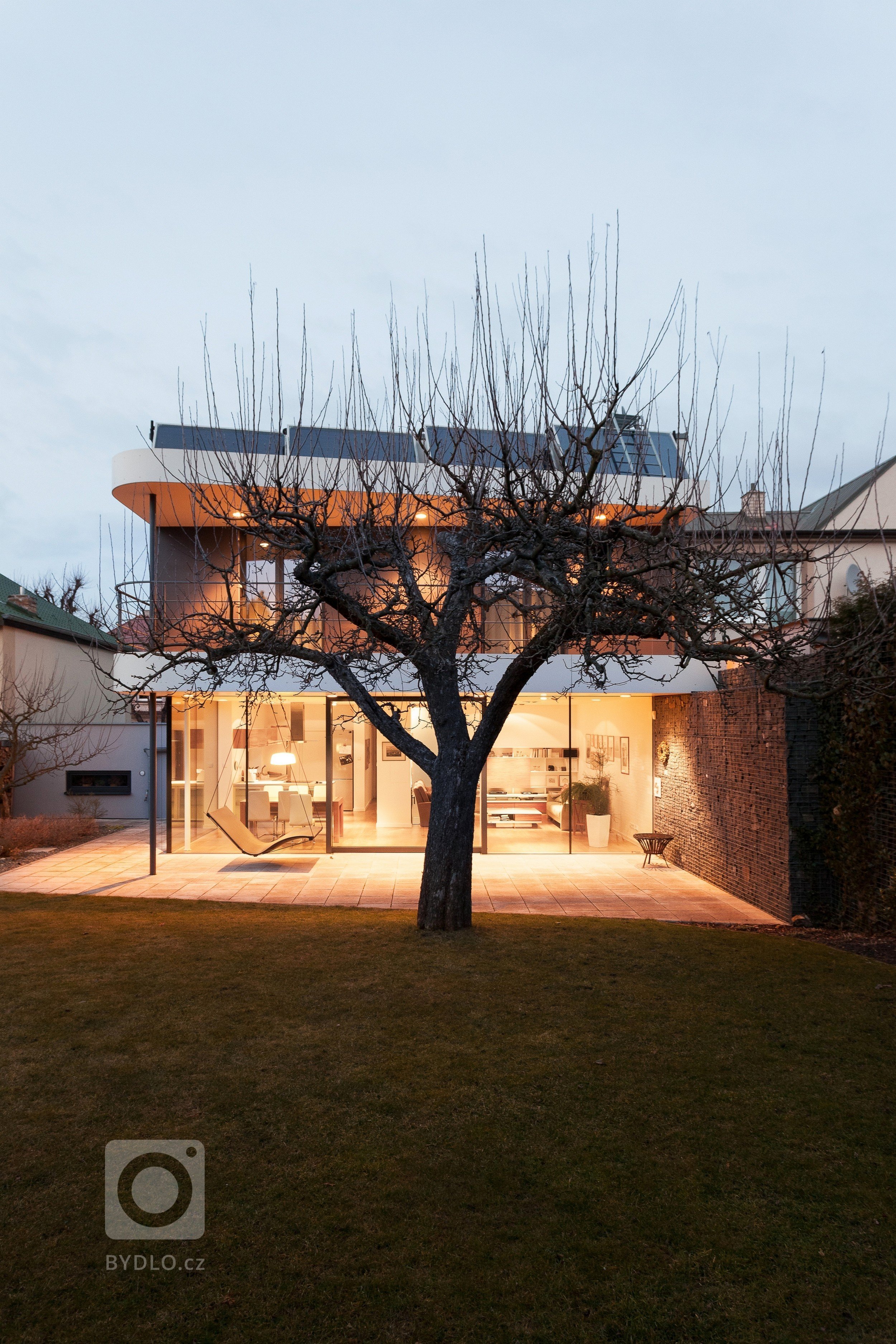 Na místě původního domku v části města Kladna vzniknul kompaktí rodinný dům s pragmatickou dispozicí. Předností zadání byly jeho limity, které se propsaly do…