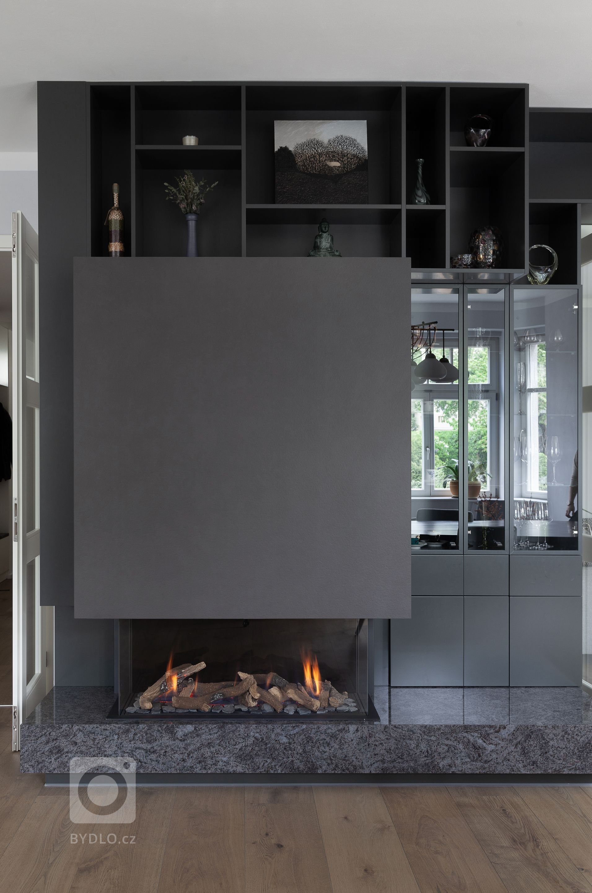 Dům ze třicátých let minulého století prošel od dob svého vzniku naštěstí jen drobnými úpravami po&nbsp;druhé světové válce, jež měly k&nbsp;původní noblese…