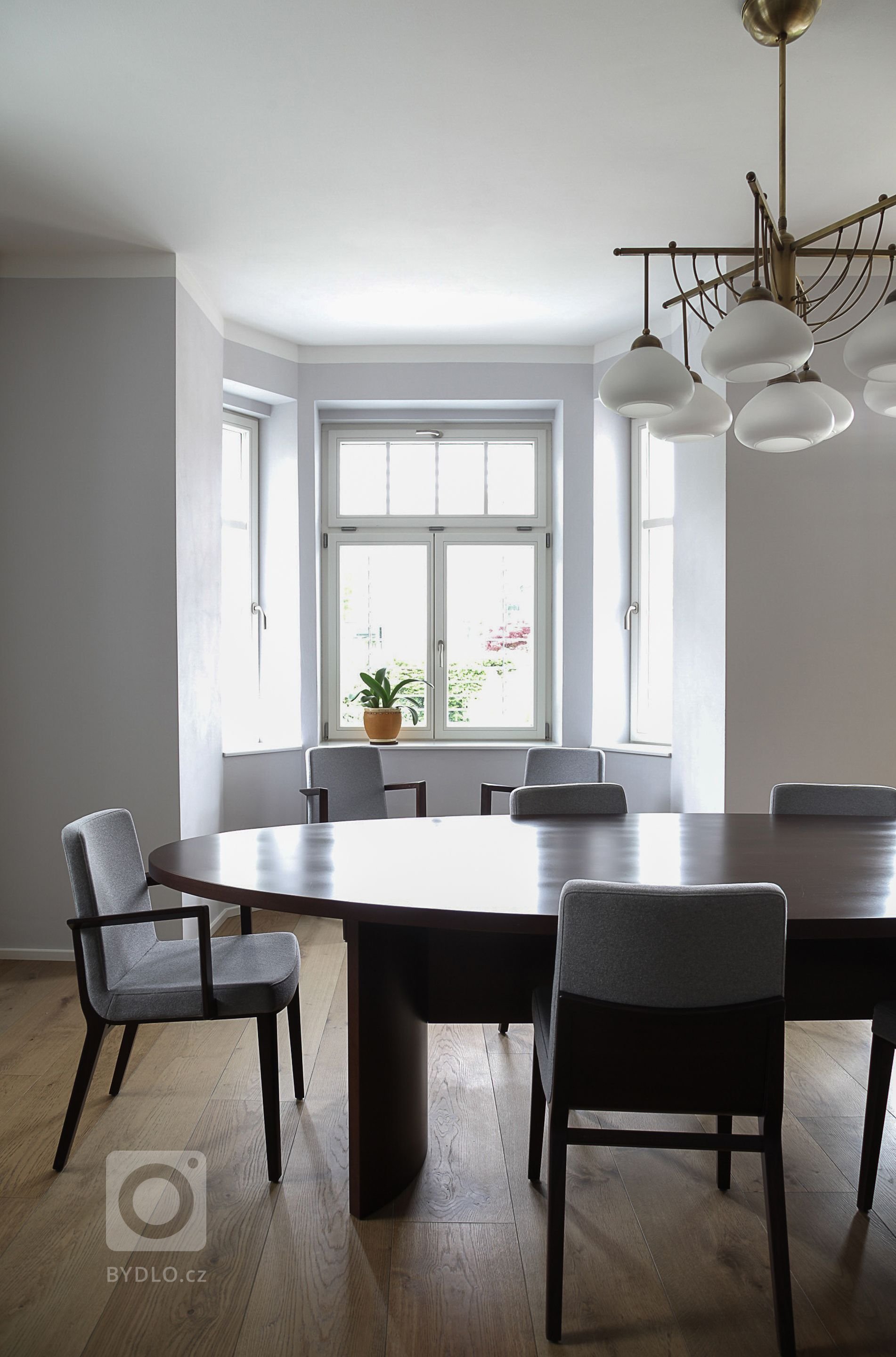 Dům ze třicátých let minulého století prošel od dob svého vzniku naštěstí jen drobnými úpravami po&nbsp;druhé světové válce, jež měly k&nbsp;původní noblese…