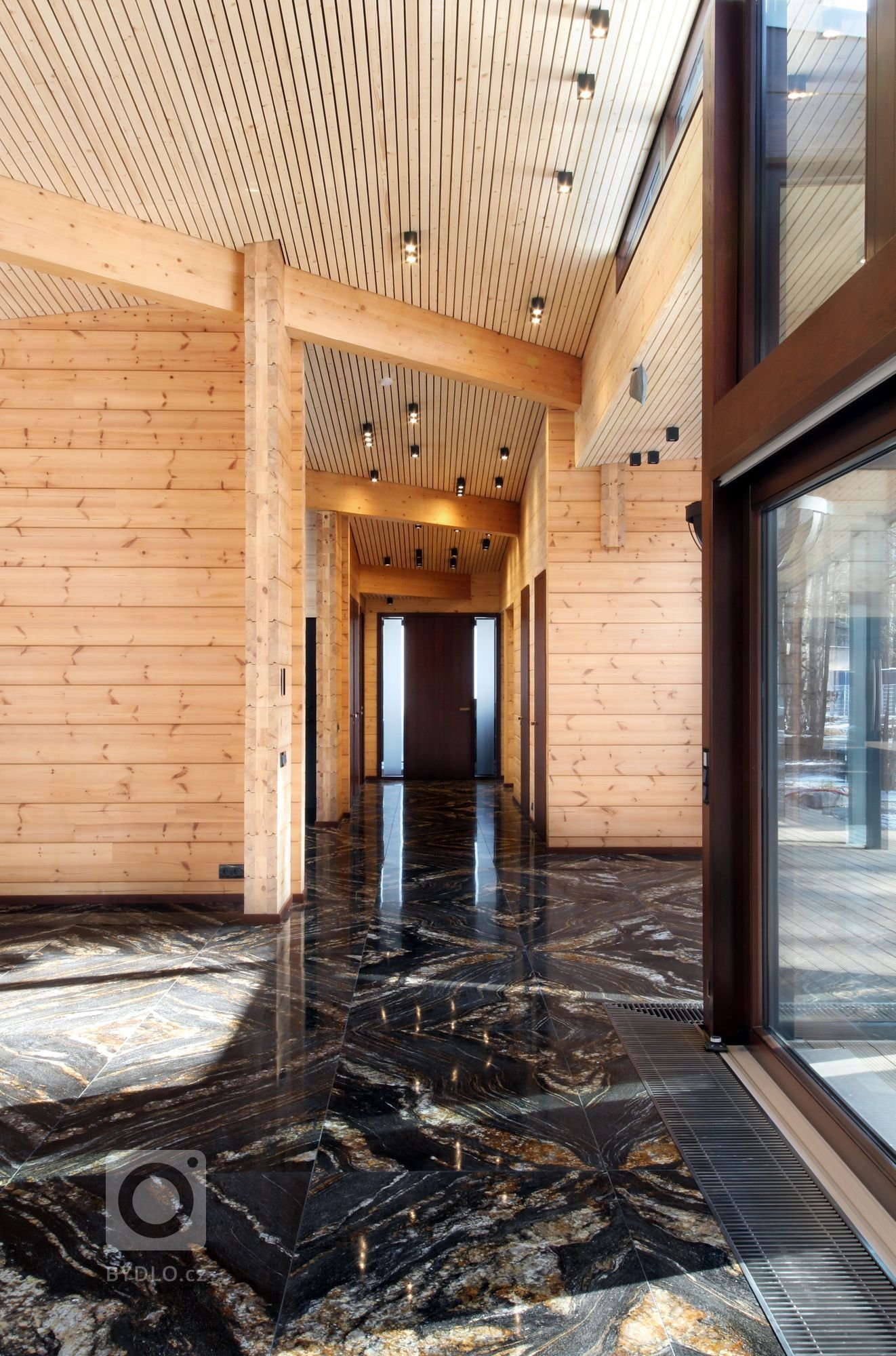 Kersko. Lesní město s&nbsp;přibližně dvěma stovkami trvalých obyvatel. Místo dobře známé, přesto tajemné a stále překvapující. Pozemek je čtvercový o&nbsp…